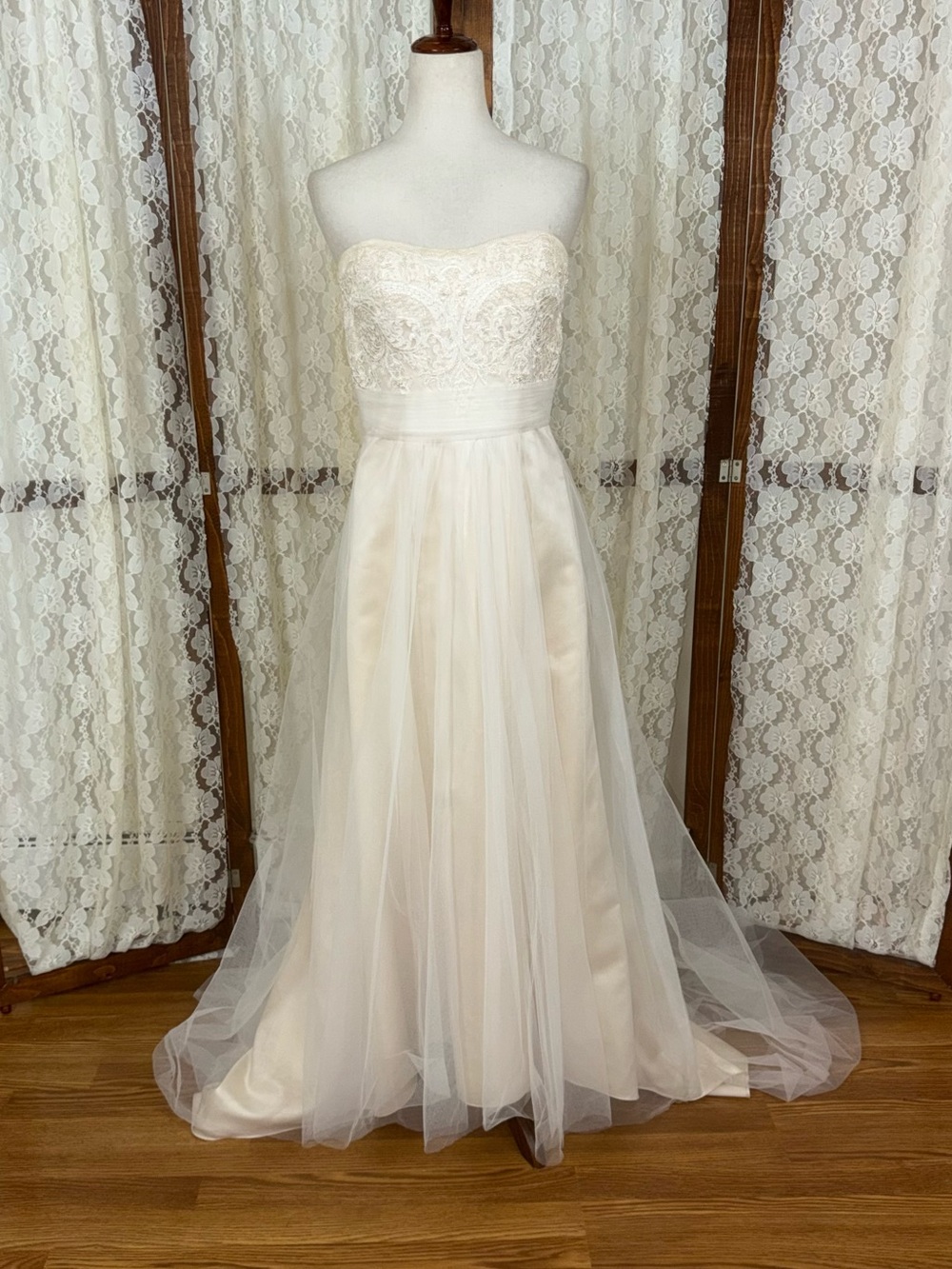 Beautiful David’s Bridal Strapless Tulle Wedding Gown